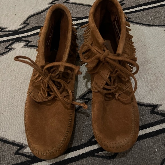 Minnetonka Lace-up Fringe Booties, size 8 - Picture 5 of 8